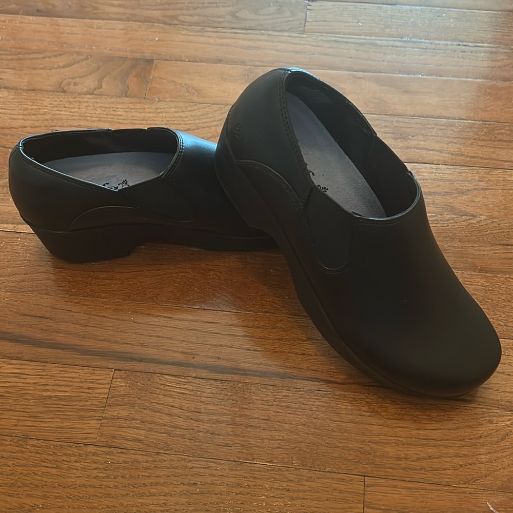 Lila Kelsey Juno Shoes For Crews Black Professional Clogs Size US8 EU38.5. NWB - Picture 4 of 11